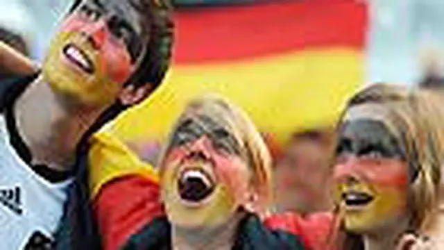 Timnas Jerman berhasil menjadi juara ketiga Piala Dunia setelah menundukan Uruguay 3-2. Kemenangan ini disambut suka cita para pendukung Der Panzer. 