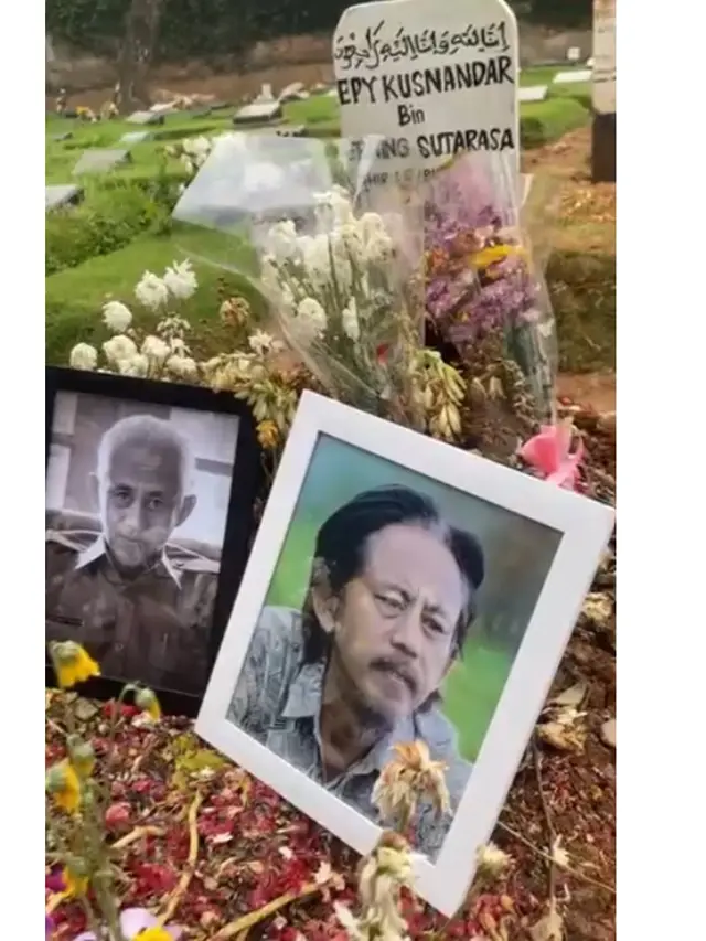 6 Potret Karina Ranau dan Anak-anak Bangun Makam Epy Kusnandar, Dipasangi Rumput