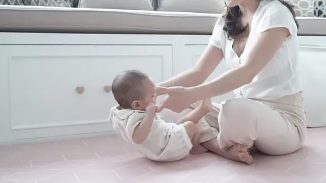 Masuki Usia 5 Bulan, Ini 6 Momen Shandy Aulia Ajari Baby Claire Merangkak