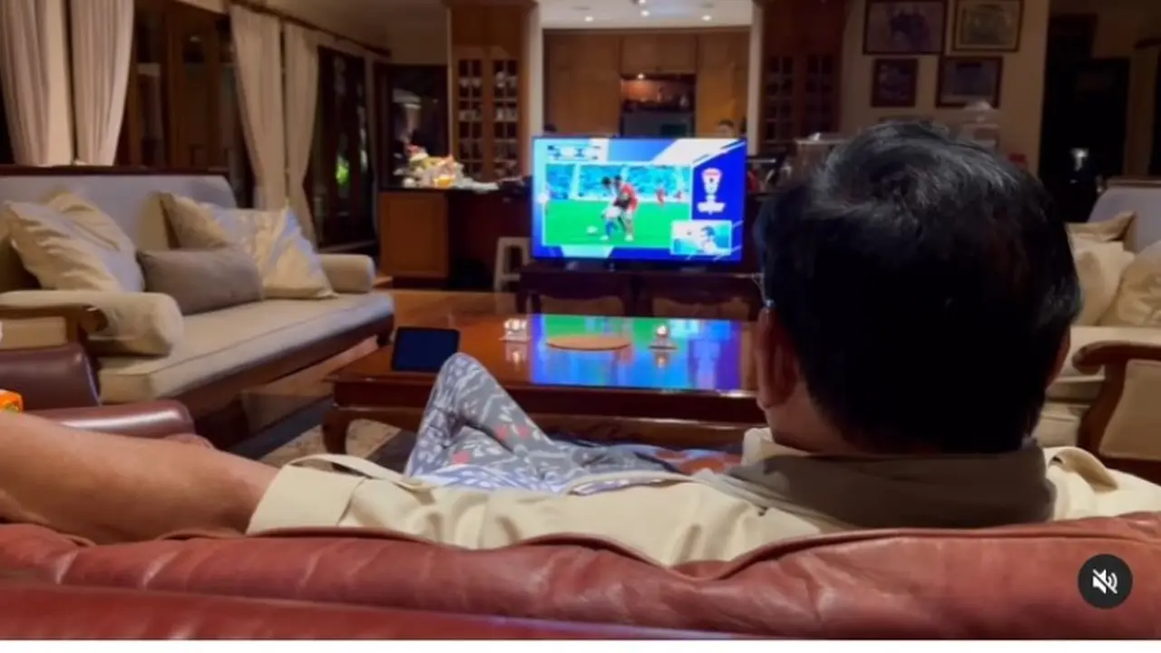 Prabowo Subianto Unggah Momen Pakai Sarung Saat Nonton Timnas Indonesia versus Jepang di Rumah