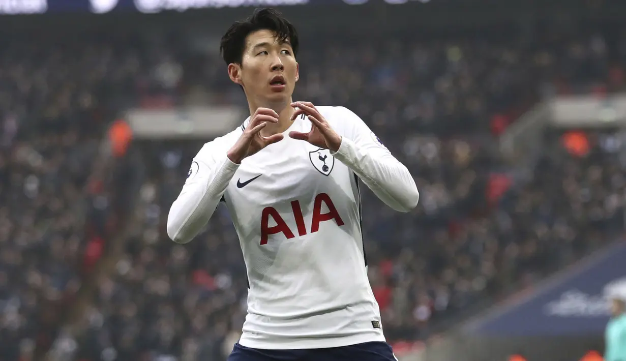 Pemain Tottenham Hotspur, Son Heung-Min merayakan golnya ke gawang Huddersfield Town pada laga Premier League di Wembley Stadium, London, (3/3/2018). Tottenham menang 2-0.(John Walton/PA via AP)