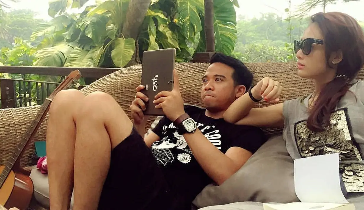 Roby Satria atau lebih dikenal Roby Geisha resmi mempersunting sahabatnya, Cinta Ratu Nansa di Masjid Dian Al-Mahri atau Kubah Mas, Depok, Jawa Barat, Rabu (28/10/2015). 14 Februari 2018 Roby layangkan permohonan talak terhadap istrinya. (Instagram/cinta_