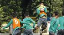 Kiper Timnas Indonesia U-16, Ahluzd Dzikri, menangkap bola saat latihan di Lapangan Atang Sutresna, Cijantung, Selasa (12/9/2017). Latihan tersebut untuk persiapan kualifikasi Piala Asia U-16 di Thailand. (Bola.com/M Iqbal Ichsan)