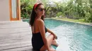 Pada salah satu postingan foto di akun Instagramnya, Marissa Nasution terlihat sedang menghabiskan waktu dengan berendam di kolam renang. Ia tampil seksi dengan bikini warna hitam. (Foto: instagram.com/marissaln)