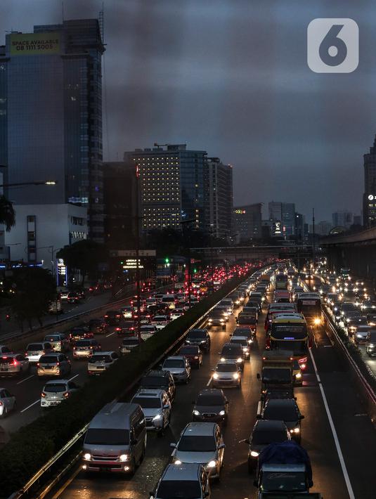 <p>Kendaraan terjebak kemacetan di Pancoran, Jakarta, Kamis (21/4/2022). Kemacetan tersebut dikarenakan banyaknya (peningkatan volume) kendaraan di jalan di sekitar jam berbuka puasa. (Liputan6.com/Johan Tallo)</p>