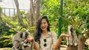 Bunga Zainal tampil bergaya safari dengan setelan kemeja nuansa khaki dalam momen liburannya ke Bali zoo tahun 2021. [Foto: IG/bungazainal05].