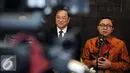 Ketua MPR, Zulkifli Hasan (kanan) bersama Ketua Parlemen China, Yu Zhengsheng memberikan keterangan Persnya usai melakukan pertemuan tertutup di Kompleks Parlemen MPR/DPR, Jakarta, Senin (27/7/2015). (Liputan6.com/Johan Tallo)