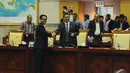 Wakil Ketua DPR Fadli Zon (kanan) mengucapkan selamat kepada Ketua Komisi I terpilih Mahfudz Siddiq, Jakarta, Rabu (29/10/2014) (Liputan6.com/Andrian M Tunay) 