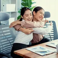 Memberikan pelukan hangat pada rekan kerja bisa menjadi tanda bahwa kamu sangat berempati dan pengertian terhadapnya. (Foto dok: Freepik/Frolopiaton Palm).