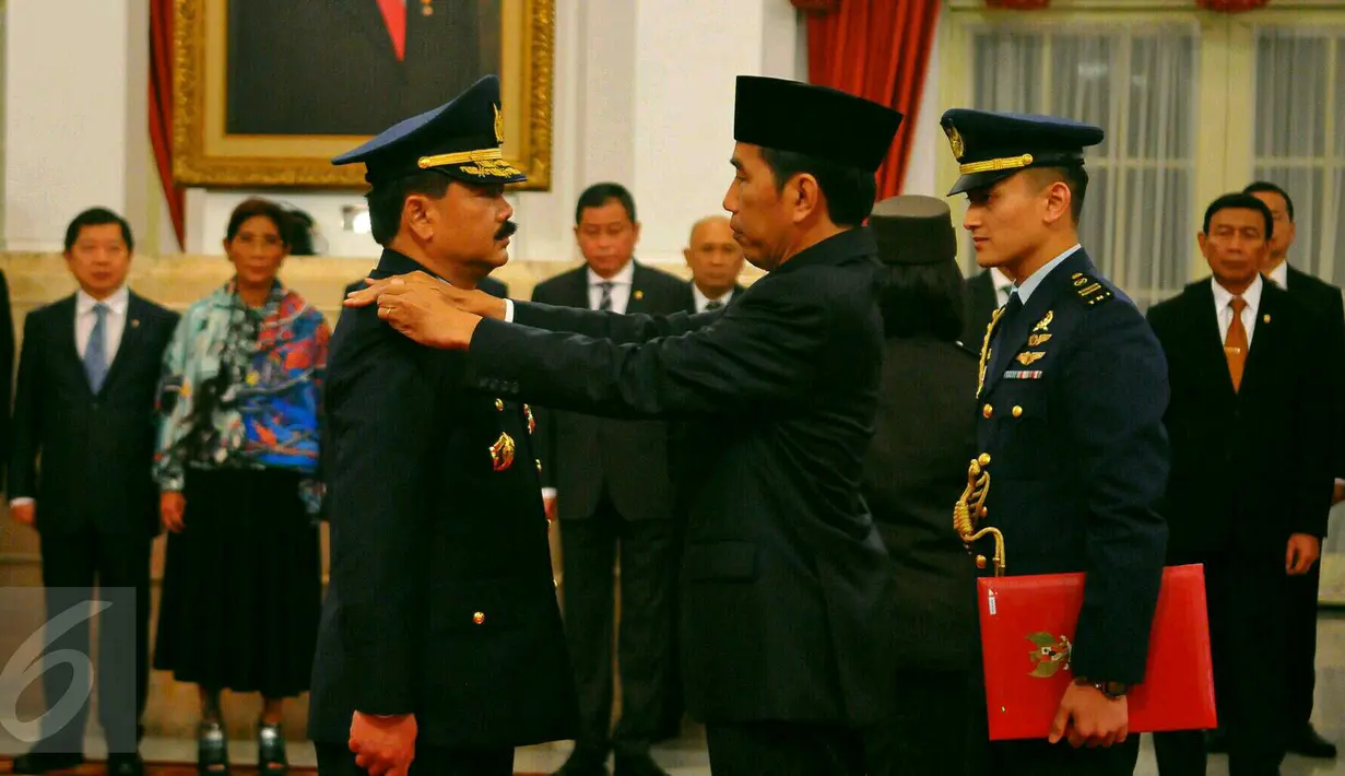 Presiden Joko Widodo menyematkan lencana kepada Staf Angkatan Udara (Kasau) yang baru, Hadi Tjahjanto di Istana Negara, Jakarta, Rabu (18/1). Hadi Tjahjanto menggantikan Agus Supriatna. (Liputan6.com/Angga Yuniar)