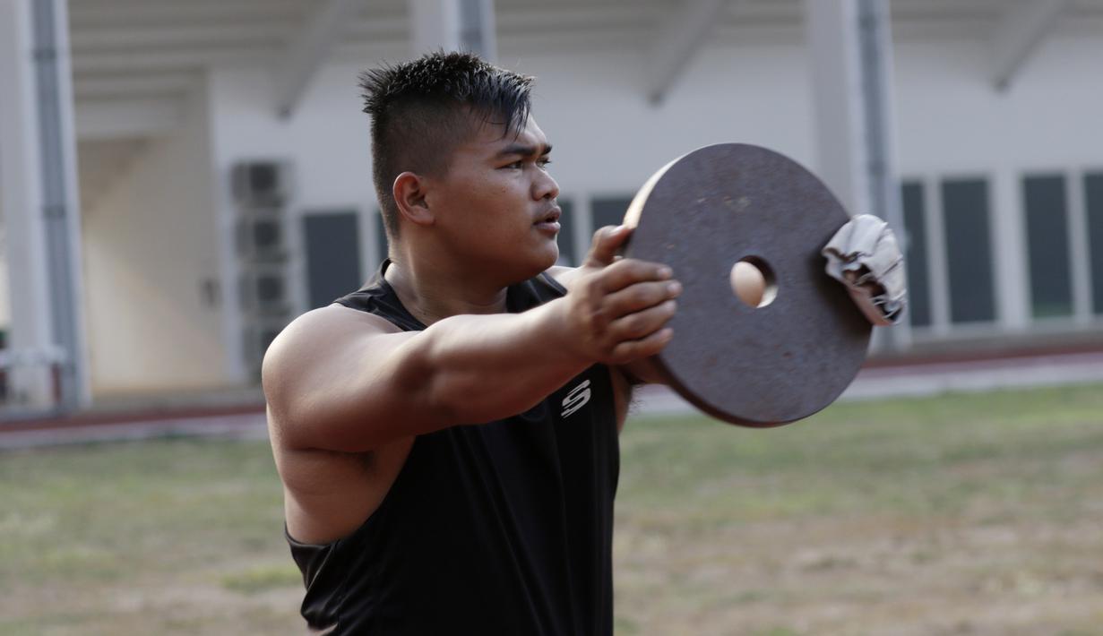 Atlet lontar martil, Rafika Putra, melakukan latihan jelang SEA Games 2019 di Stadion Madya, Jakarta, Rabu (9/9). Pria berusia 20 tahun ini menargetkan medali emas pada debutnya di SEA Games. (Bola.com/M Iqbal Ichsan)