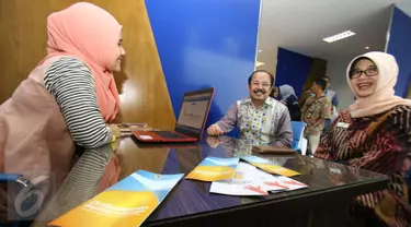 Pimpinan Ombudsman, Amzulian Rifai (tengah) dan Wakil Pimpinan, Lely Pelitasari (kanan) saat menghadiri peresmian pusat pelaporan dan media center di Ombudsman, Jakarta, Rabu (8/2). (Liputan6.com/Helmi Afandi) 