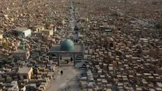Pemandangan pemakaman Wadi al-Salam dari atas, terlihat di Najaf, selatan Baghdad, Irak, 3 Agustus 2016. Pemakaman seluas 1.485,5 hektar sudah ada sejak 1.400 tahun lalu. (REUTERS/Alaa Al-Marjani)