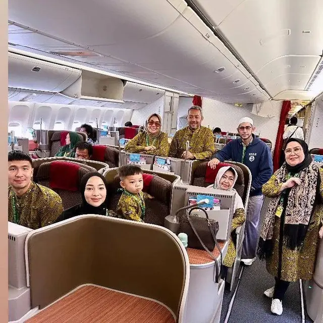 7 Potret Nikita Willy Jalani Umrah Bareng Keluarga Besar, Sosok Baby Izz Menggemaskan