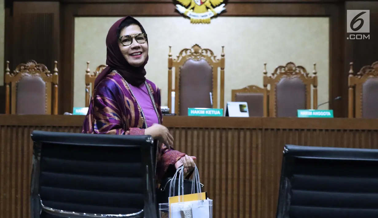 Mantan Dirut PT Pertamina (Persero), Karen G Agustiawan usai menjalani sidang perdana di Pengadilan Tipikor, Jakarta, (31/1). Karen disangka terlibat dugaan korupsi investasi perusahaan di Blok BMG Australia tahun 2009. (Liputan6.com/Helmi Fithriansyah)
