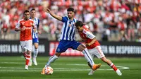 Pemain FC Porto, Mehdi Taremi (tengah) berebut bola dengan pemain SC Braga, Andre Horta pada laga Piala Liga Portugal (Taca de Portugal) di Stadion National Sports Center Jamor, Oeiras, 4 Juni 2023. Taremi dikabarkan menjadi salah satu incaran MU setelah berhasil tampil apik pada musim lalu. Ia tercatat sukses mencetak 31 gol dalam 51 penampilan di semua kompetisi untuk Porto. Kini, pemain berkebangsaan Iran tersebut memiliki harga 20 juta euro. (AFP/Patricia De Melo Moreira)