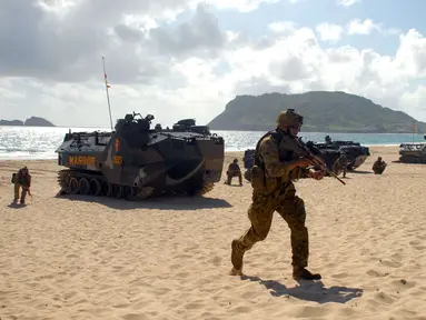 Sejumlah negara menggelar latihan militer bersama dalam Rim of the Pasific (RIMPAC) 2014 yang digelar di Pantai Pyramid Rock, Marine Corps Base Hawaii, Kaneohe Bay, (29/7/2014), (ANTARA FOTO/M Risyal Hidayat)