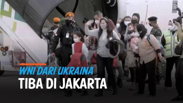 Puluhan WNI yang dievakuasi dari kancah perang di Ukraina tiba di Jakarta Kamis (3/3) sore. Mereka disambut Menteri Luar Negeri Retno Marsudi.
