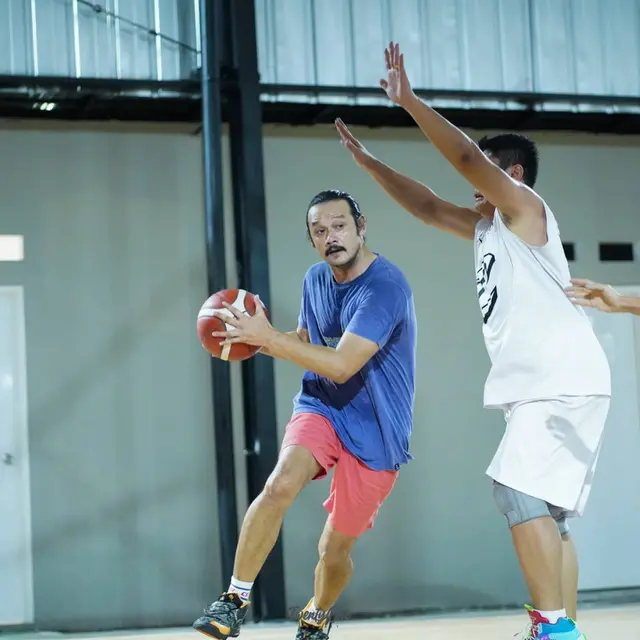 Punya Hobi Basket, Ini 7 Gaya Dwi Sasono Saat Main di Lapangan
