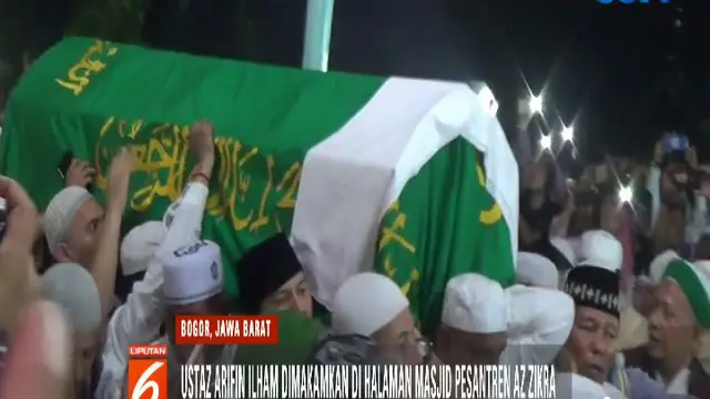 Gemuruh takbir dan salawat dilantunkan ratusan pelayat saat jenazah Ustaz Arifin Ilham dibawa menuju liang lahat.