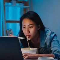 Sahabat Fimela, yuk simak tips untuk mengatur pola makan agar tak mudah lapar saat tengah malam. [Dok/freepik.com/tirachardz]