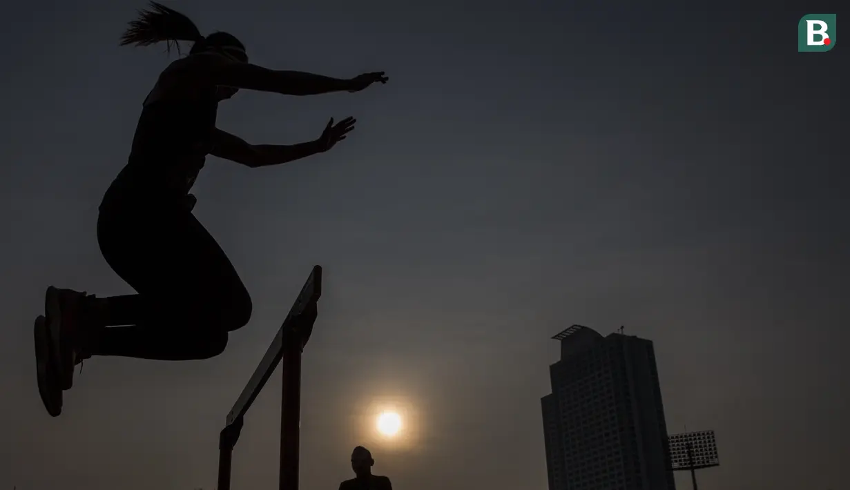 Siluet dari pelari Indonesia, Emilia Nova, melompat saat pemusatan latihan di Stadion Madya Senayan, Jakarta, Kamis (2/8/2018). Pemusatan latihan ini merupakan persiapan jelang Asian Games XVIII. (Bola.com/Vitalis Yogi Trisna)
