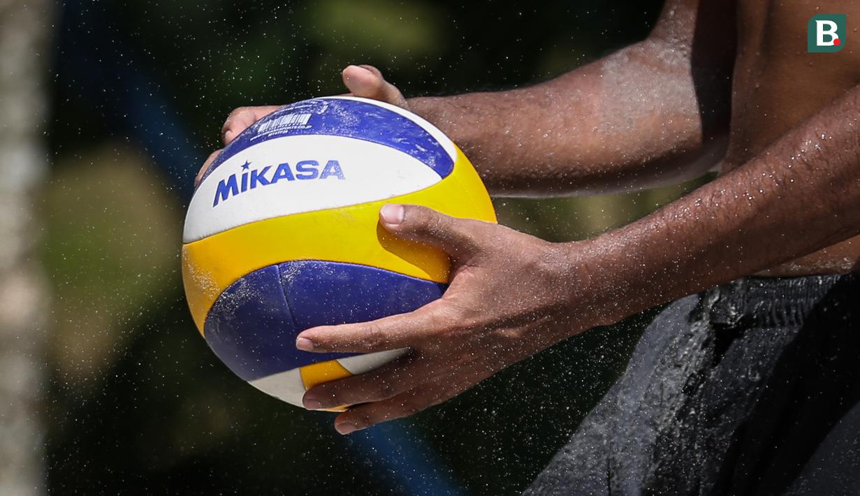<p>Pemain voli pantai putra Indonesia, Gilang Ramadhan bersiap melakukan service saat latihan persiapan SEA Games 2021 di Padepokan Voli Jenderal Kunarto, Sentul, Rabu (27/04/2022). (Bola.com/Bagaskara Lazuardi)</p>