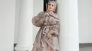 <p>Penampilan Adelia Pasha ini bisa jadi inspirasi menarik untuk Lebaran. Outfitnya yang super apik, dipadu dengan hijab bermotif yang senada, ia sisakan sedikit bagian hijab menutupi area dadanya. Foto: Instagram.</p>