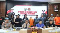 Kapolres Jember AKBP Hery Purnomo lakukan jumpa pers kasus pembunuhan dengan menghadirkan tersangka di Mapolres Jember (Istimewa)