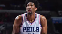 Pemain Philadelphia 76ers, Joel Embiid, dipastikan absen hingga akhir musim NBA 2016-2017 karena mengalami cedera lutut kiri. (Twitter/Bachelor Report)