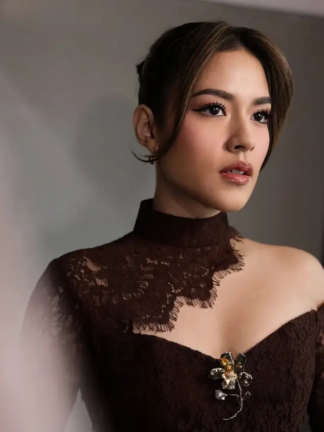 Makeup Raisa tampil memesona kenakan mini dress. [@bubahalfian]