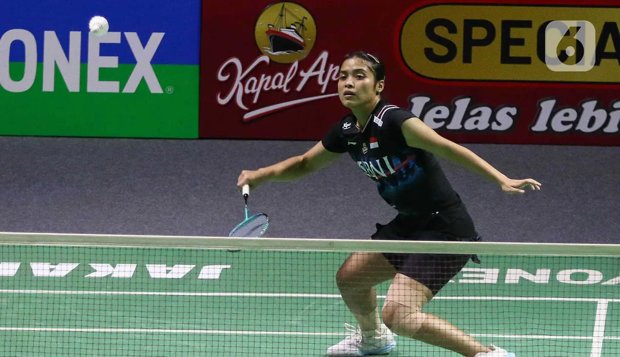 Pebulutangkis tunggal putri Indonesia Gregoria Mariska Tunjung saat mengembalikan kok ke Putri Kusuma Wardani pada babak 32 besar Indonesia Open 2024 di Istora Gelora Bung Karno, Senayan, Jakarta, Selasa (4/6/2024). (Liputan6.com/Herman Zakharia)