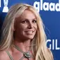 Britney Spears tersenyum saat berpose menghadiri Penghargaan GLAAD Media Awards 2018 ke-29 di Beverly Hilton Hotel di Beverly Hills, California (12/4). Bintang pop berusia 36 tahun ini tampil dengan gaun perak super seksi. (AP Photo/Chris Pizzelo)