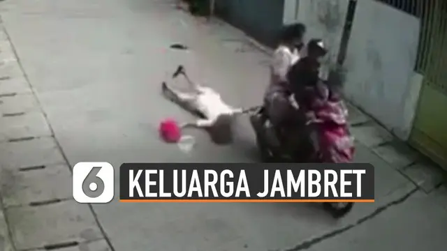 Terekam kamera cctv pria ajak anak dan istri naik motor dan menjambret seorang ibu-ibu di jalan.