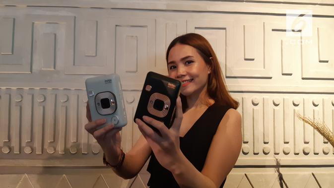 Model memamerkan Instax Mini LiPlay yang baru diluncurkan. (Liputan6.com/ Agustin Setyo Wardani)