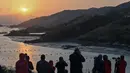Wisatawan mengambil foto matahari terbenam dari Pulau Dong An di Xiapu, Provinsi Fujian, China, Kamis (12/12/2019). Xiapu menjadi daya tarik tersendiri bagi fotografer pemula karena jauh dari gedung pencakar langit dan hiruk pikuk kota-kota besar di China. (RETAMAL HECTOR/AFP)