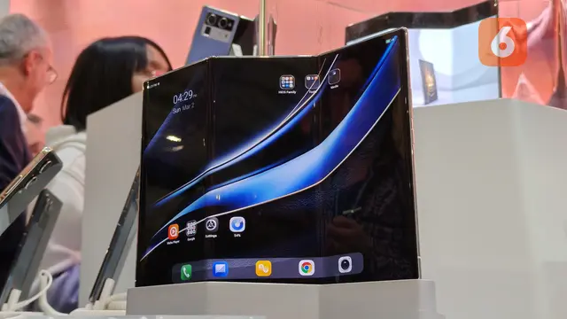 Konsep HP layar lipat tiga Tecno Phantom Ultimate 2. Liputan6.com/Agustinus Mario Damar