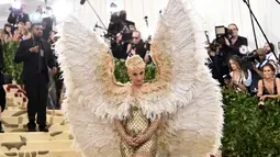 Katy Perry berpose saat menghadiri Met Gala 2018 di Metropolitan Museum of Art, New York (7/5). Katy Perry tampil dengan mengenakan sayap saat menghadiri Met Gala 2018. (Photo by Evan Agostini/Invision/AP)