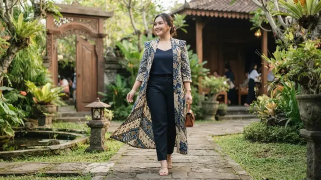 Model Atasan Batik Wanita Elegan Panjang Terbaru yang Nyaman untuk Pinggul Besar
