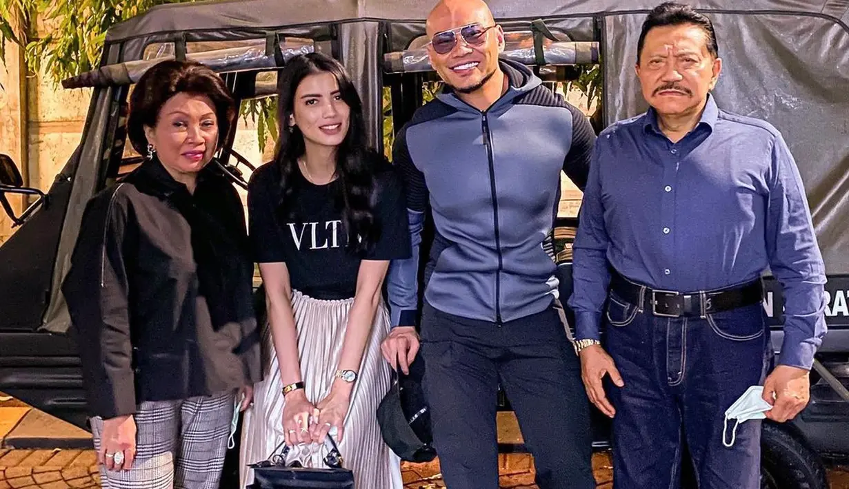 Deddy Corbuzier dan Sabrina Chaurinnisa (Instagram/sabrinachairunnisa_)