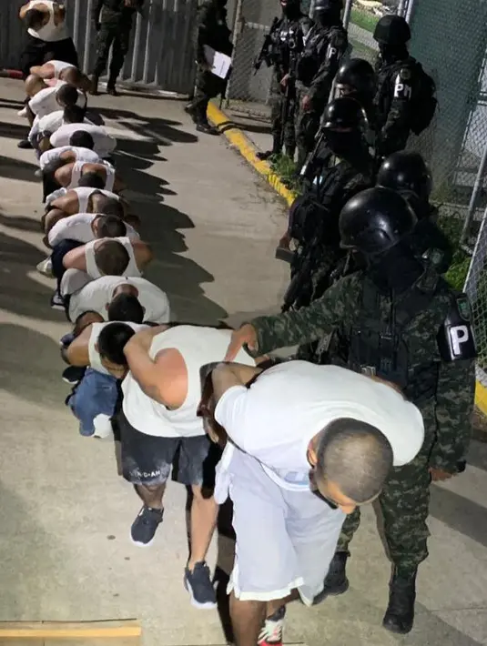 Sebelumnya, Militer Honduras juga memusnahkan senjata api berkekuatan tinggi yang disita dari geng Barrio 18 dan Mara Salvatrucha (MS-13) dari penjara Honduras di markas besar Polisi Militer Publik Pesan (PMOP) di Tegucigalpa.   (HANDOUT/HONDURAS MILITARIZED POLICE/AFP)