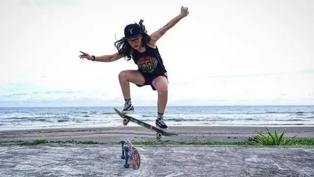 [Bintang] Pamer Aksi Skateboarding di Tempat Kerja, Video PNS Ini Langsung Viral