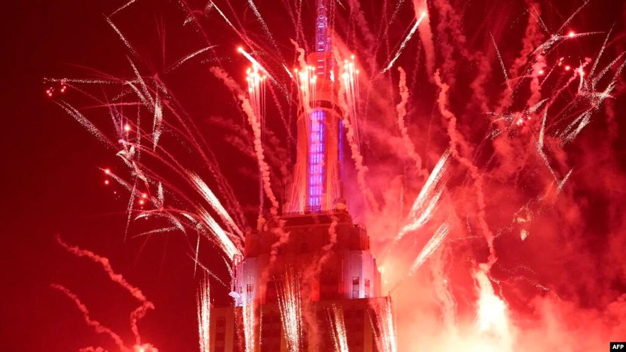 Cahaya kembang api menerangi langit di atas Gedung Empire State dalam peringatan Hari Kemerdekaan AS 4 Juli di New York, 4 Juli 2021. (Foto: Timothy A. Clary/AFP)