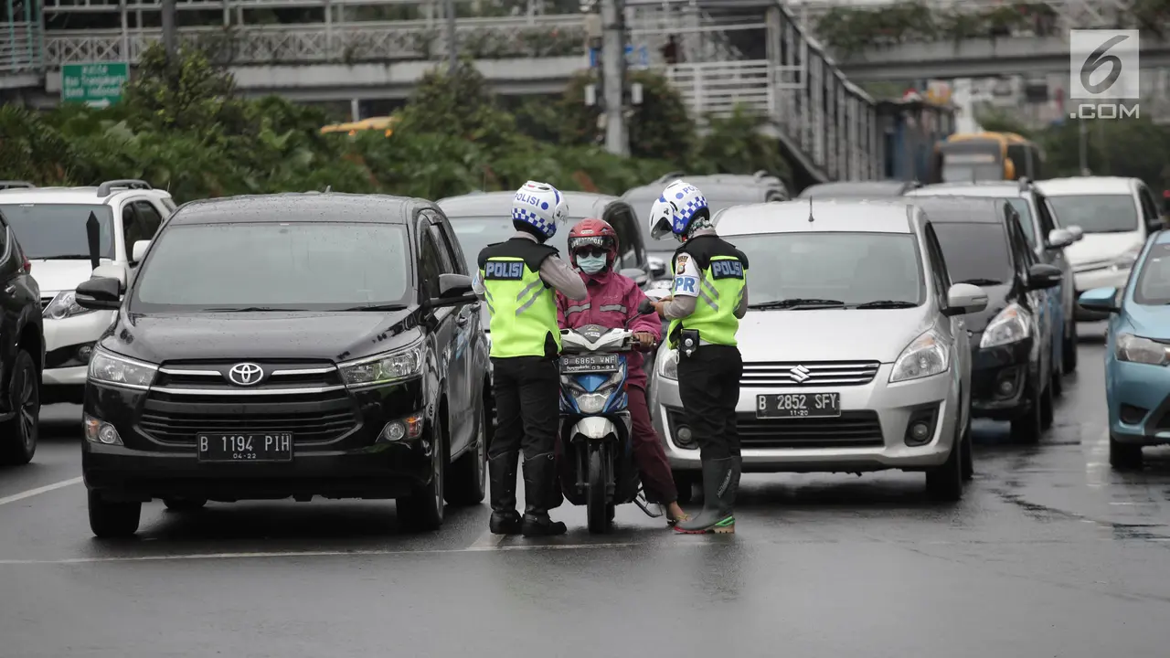 Polisi Tilang Pengendara Yang Melanggar Aturan Jalur Khusus Sepeda Motor