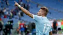 Penyerang Lazio, Ciro Immobile melakukan selebrasi usai mencetak gol ke gawang AC Milan pada Liga Serie A Italia di stadion Olimpiade Roma, (10/9). Immobile mencetak tiga gol dan membawa Lazio menang 4-1 atas Milan. (AP Photo/Alessandra Tarantino)