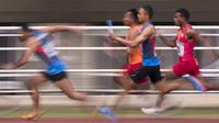 Para pelari beradu cepat saat tampil pada Kejurnas Atletik 2019 nomor 4x100 meter estafet senior putra di Stadion Pakansari, Bogor, Rabu (8/8). Kejurnas Atletik berlangsung dari 3-7 Agustus. (Bola.com/Peksi Cahyo)