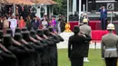Presiden Joko Widodo dan peserta upacara melakukan hormat saat upacara Hari Kesaktian Pancasila, di Halaman Monumen Pancasila Sakti, Jakarta, Minggu (1/10). (Liputan6.com/Faizal Fanani)