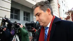 Jurnalis CNN, Jim Acosta menghadiri sidang tuntutan di pengadilan federal, Washington, Rabu (14/11). Sidang terkait pencabutan hak konstitusional Jim Acosta untuk meliput setelah terlibat perselisihan dengan Presiden Donald Trump. (AP/Manuel Balce Ceneta)