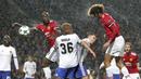 Sundulan pemain Manchester United, Marouane Fellaini (kanan) menembus pertahanan pemain Basel pada laga grup A Liga Champions di Old Trafford, Manchester, (12/9/2017). MU menang 3-0. (Martin Rickett/PA via AP)