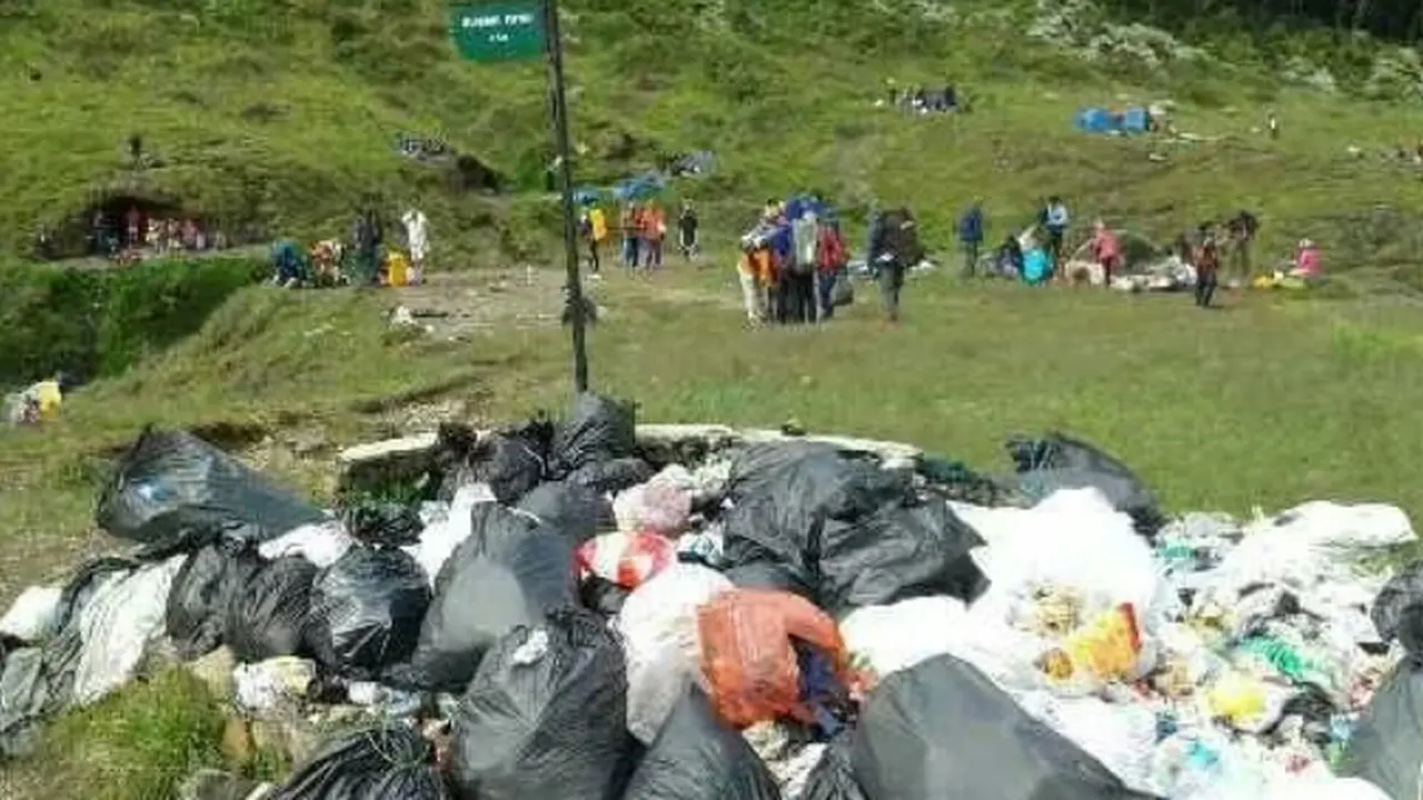 Sampah di Gunung Gede Pangrango